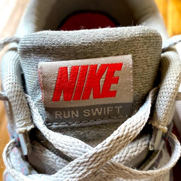 Nike Run Swift size 10 womens barely worn - Picture 4 of 5